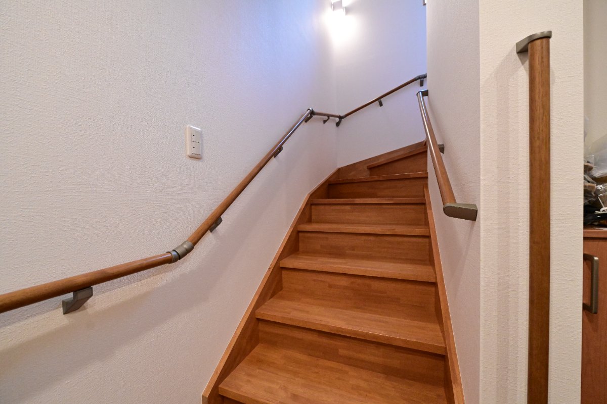 皮膚科なす医院 エレベーターと手すり